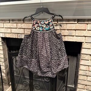 Entro sleeveless print tie halter swing top, black multi, size Large, EUC